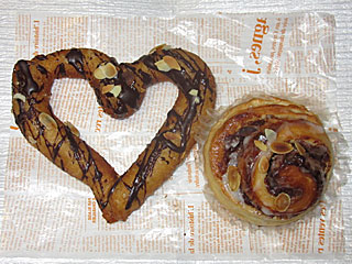 ハートの本命ドーナツ&シナモンロール(トーキョーカフェ&ベーカリー)