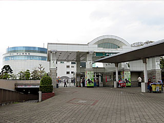 中山競馬場南門