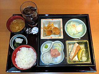 朝定食&アイスコーヒー(とん勝武蔵)