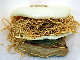 肉バルトーキョー | 長崎角煮バーガー〔岩崎本舗〕