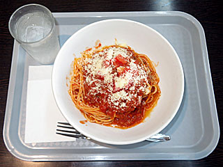 フレッシュトマトとバジルの冷製パスタ〔ドマーニ〕