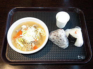 豚汁&カリカリ青しそ梅おにぎり&鮭おにぎり&ゆでたまご〔なないろ〕