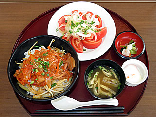 豚キムチ丼&冷やしトマト〔ニユートーキヨー〕