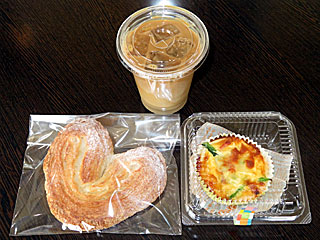 ハートのシュガーバターデニッシュ&ほうれん草とベーコンのキッシュ&アイスカフェラテ〔トーキョーカフェ&ベーカリー〕